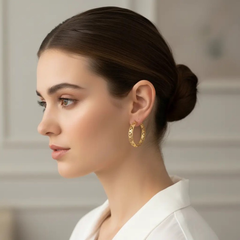 Pendientes de aro con forma de corazón calado en oro amarillo de 18 quilates | Diámetro: 4 cm