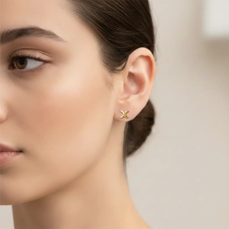Stylized "X" Stud Earrings in 18kt Yellow Gold | Size 1 cm