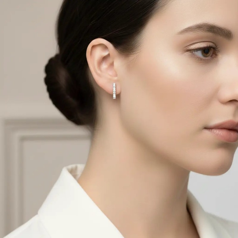 Drei Ohrstecker in Form fünfeckiger Elemente mit Zirkonia in 18 Karat Weißgold