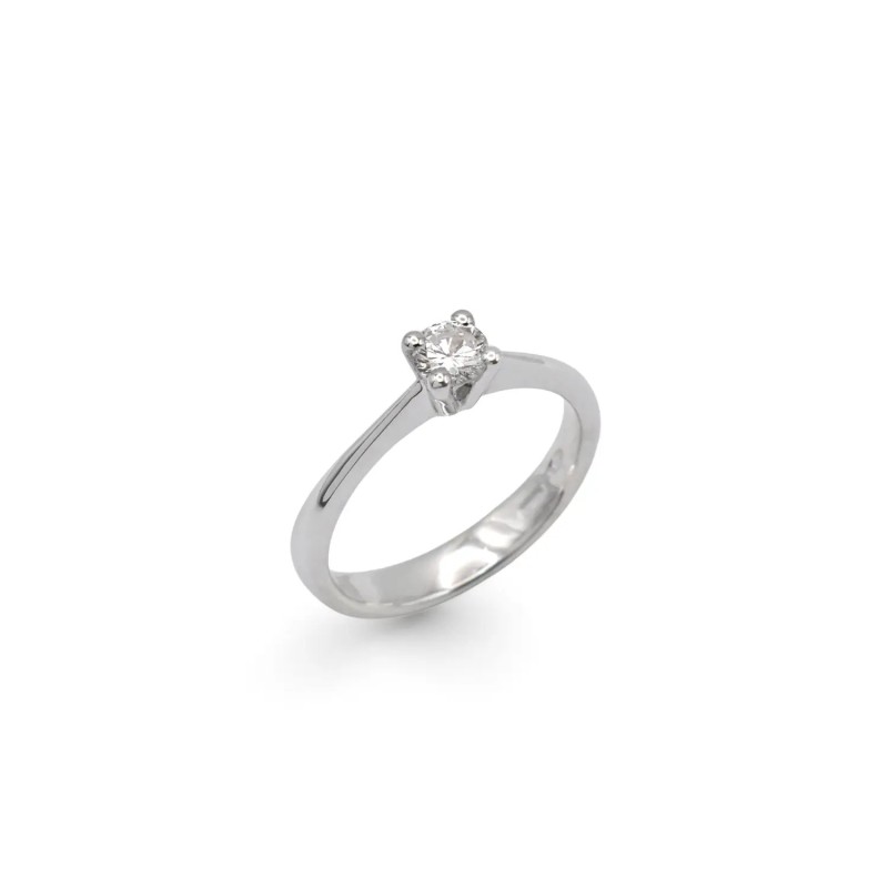 Four-pointed solitaire ring in 0.35 ct white gold