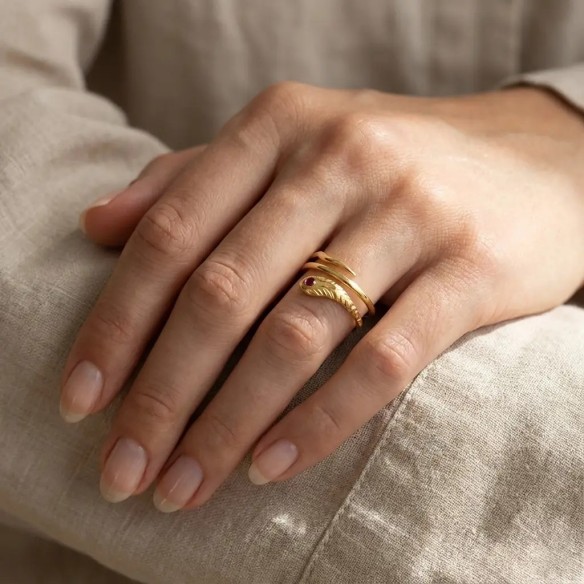 Anillo de serpiente envolvente de oro amarillo de 18 kt