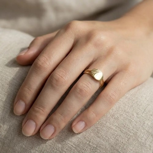 Anillo de banda ovalada de oro amarillo de 18 kt 2