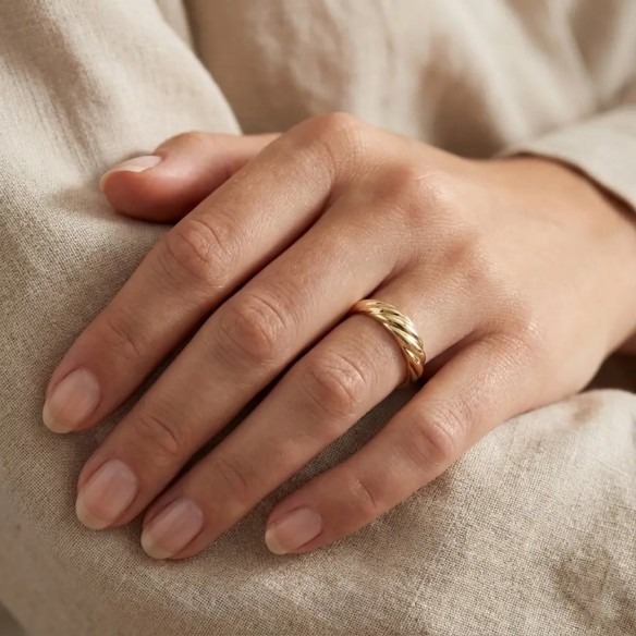 18kt Yellow Gold Ring with Wavy Motif | Stella Maris