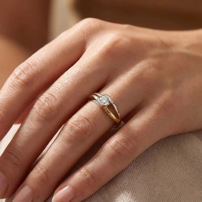 Anillo de oro amarillo y blanco de 18 kt con circonita central 2