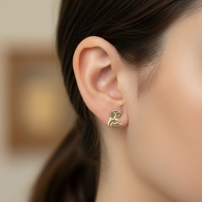 Ohrstecker mit sitzendem Elefantenmotiv aus 18-karätigem Gelbgold | Ø 1,5 cm 2