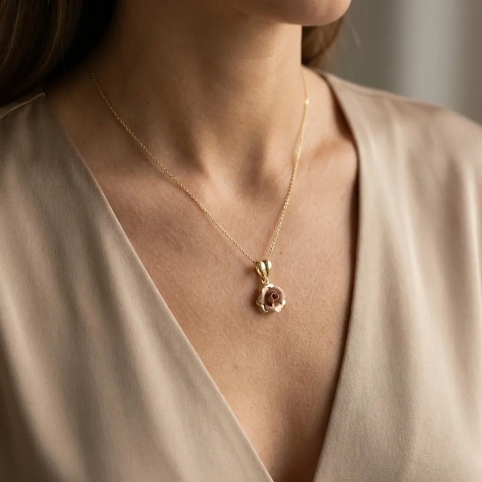 18kt Yellow and Rose Gold Little Rose Pendant | 2.5 cm 2