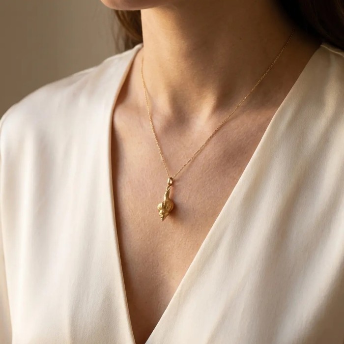 Ciondolo Conchiglia in Oro Giallo 18kt con Contromaglia Apribile | 4 cm 2