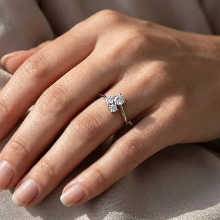 Anillo Contrarié de oro blanco de 18 kt con tres circonitas 2