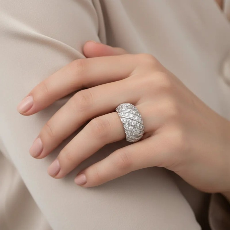 Anillo de banda abovedada de oro blanco de 18 kt con circonitas