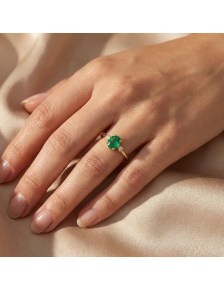 Ring aus 18-karätigem Gelbgold mit ovalem Smaragd und Diamanten