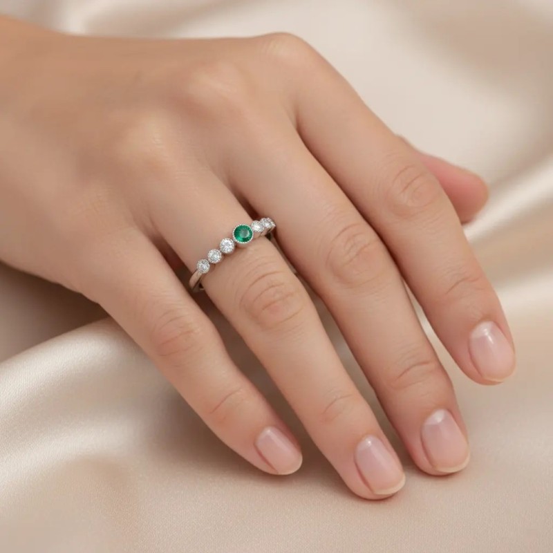 Anillo de oro blanco de 18 kt con esmeralda redonda y diamantes