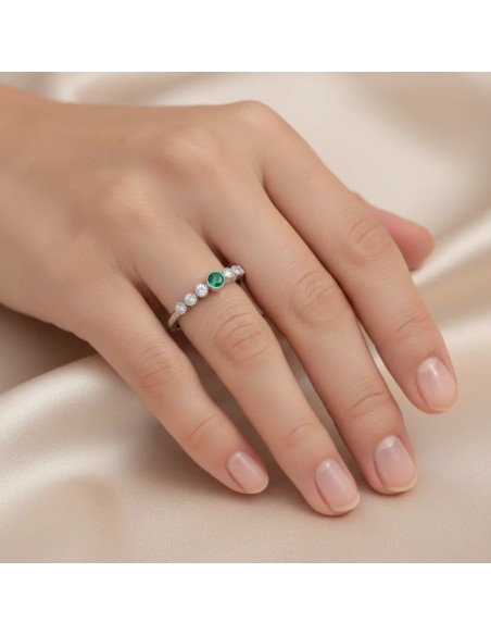 Ring aus 18-karätigem Weißgold mit rundem Smaragd und Diamanten