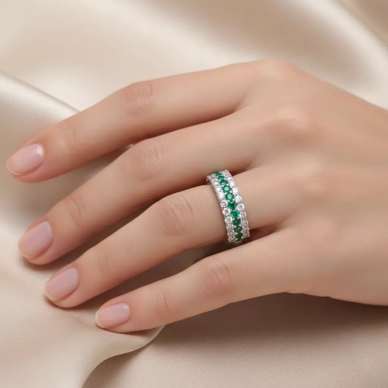 Anillo de oro blanco de 18 kt con tres filas de circonitas blancas y verdes