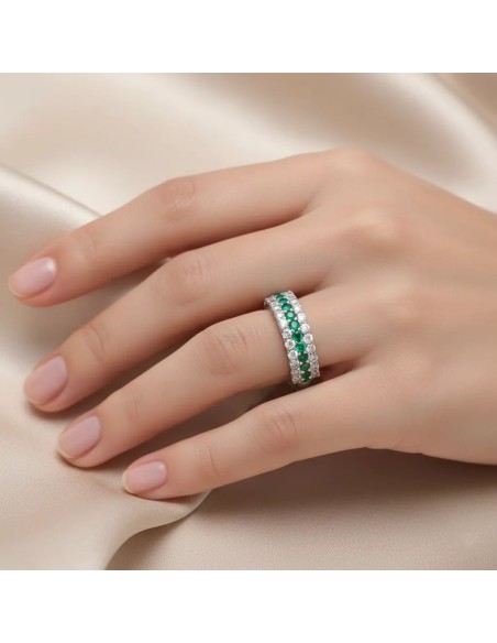 Ring aus 18-karätigem Weißgold mit drei Reihen weißer und grüner Zirkonia