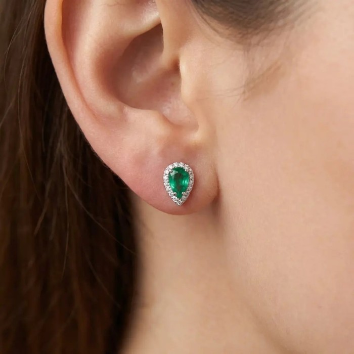 Pendientes colgantes de oro blanco de 18 kt con esmeraldas y diamantes 2