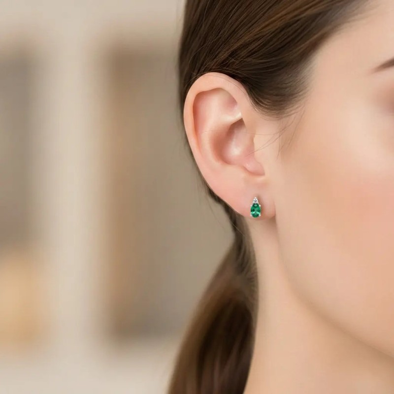 Pendientes de oro blanco de 18 kt con esmeraldas ovaladas y diamantes