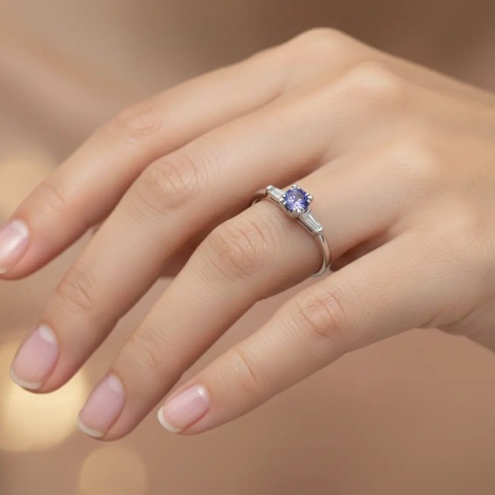 Anillo de platino con tanzanita central y diamantes talla baguette 2