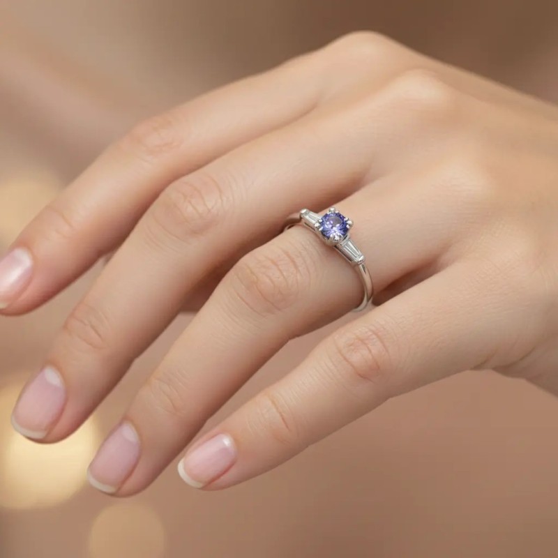 Anillo de platino con tanzanita central y diamantes talla baguette