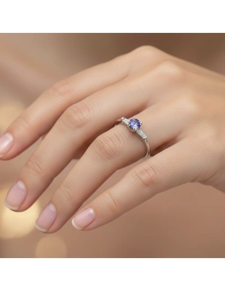 Anello in Platino con Tanzanite Centrale e Diamanti Taglio Baguette