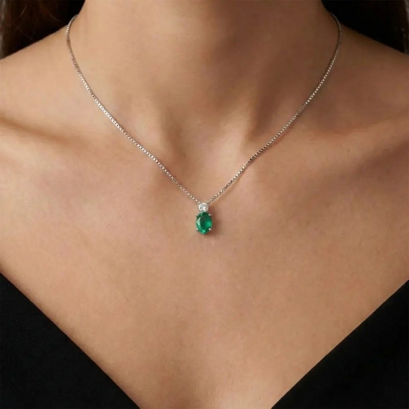 18kt White Gold Choker Necklace with Oval Emerald and Diamond