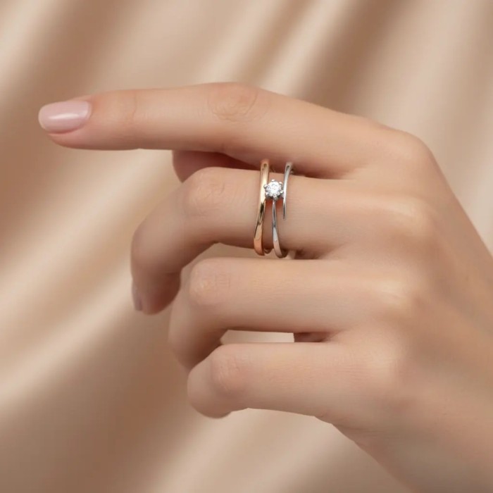 Anillo solitario bicolor en oro rosa y blanco de 18 kt con diamante de 0,16 ct 2