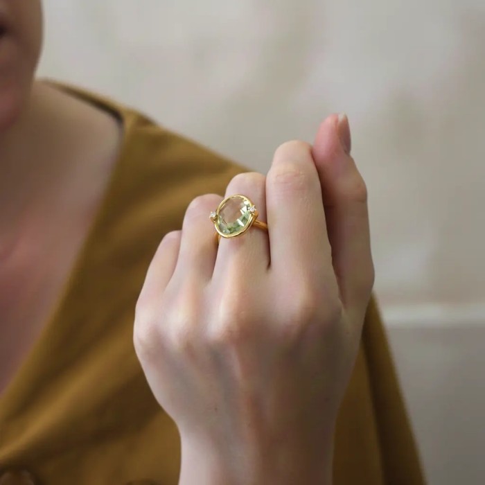 Ring aus 18-karätigem Gelbgold mit brillantgrünem Quarz und Diamanten 2