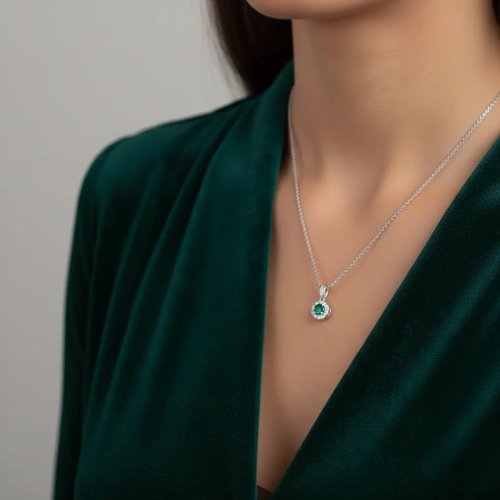 Gargantilla de oro blanco de 18 kt con esmeralda redonda y diamantes 2