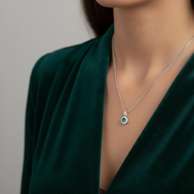 Choker-Halskette aus 18-karätigem Weißgold mit rundem Smaragd und Diamanten