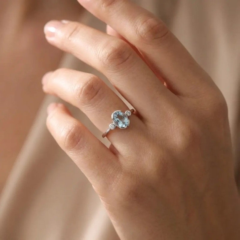 Ring aus 18-karätigem Weißgold mit ovalem Aquamarin und Diamanten
