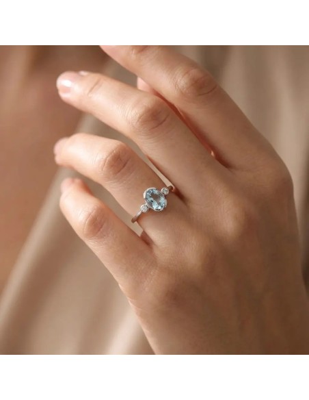 Anillo de oro blanco de 18 kt con aguamarina ovalada y diamantes
