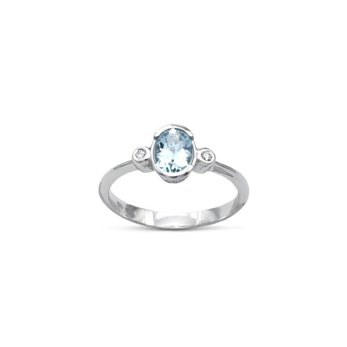 18kt White Gold Ring with Oval Aquamarine and Diamonds