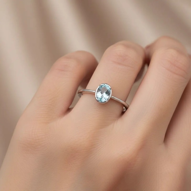 Anillo solitario de oro blanco de 18 kt con aguamarina ovalada de 0,50 ct