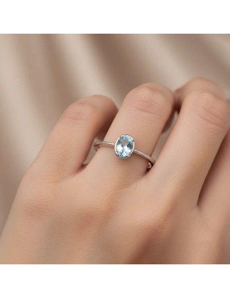 Anillo solitario de oro blanco de 18 kt con aguamarina ovalada de 0,50 ct