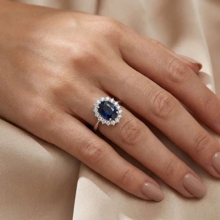 Anello Royale in Oro Bianco 18kt con Zaffiro 3,84 ct e Contorno di Diamanti 2