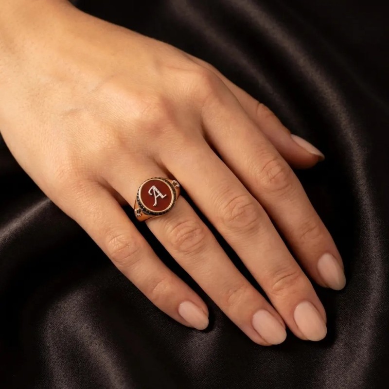 Anillo de sello de oro rosa con cornalina, letra "A" en diamantes y diamantes negros.