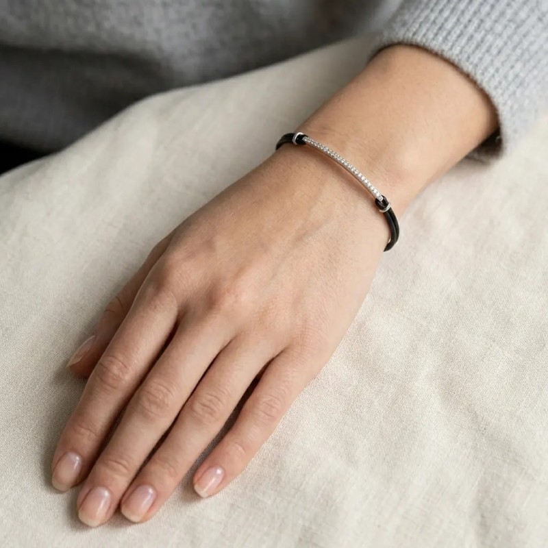 Pulsera unisex en oro blanco de 18 kt y algodón encerado negro con diamantes de 0,30 ct.