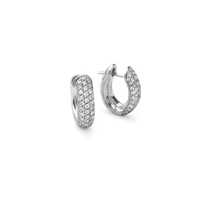 Oval earrings in white gold and diamond pavé