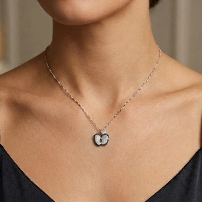 Apfelkette aus 18-karätigem Weißgold mit schwarzen und weißen Diamanten | Stella Maris 2