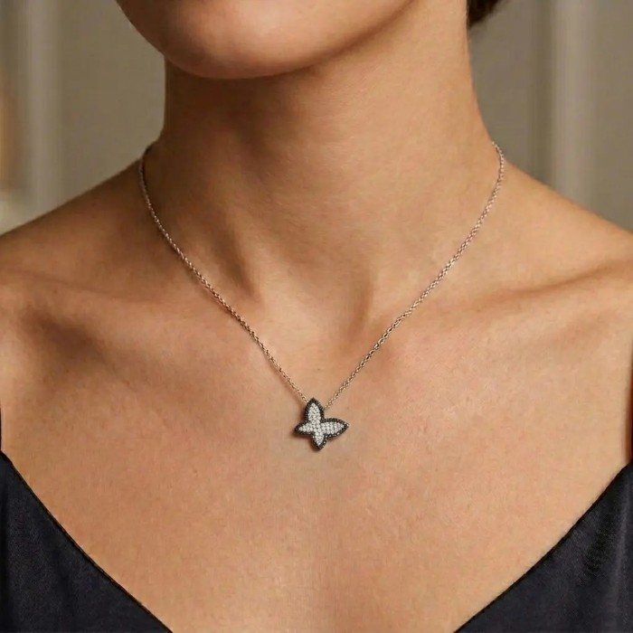 Collana Pendente "Farfalla" in Oro Bianco 18kt con Diamanti Bianchi e Neri 2