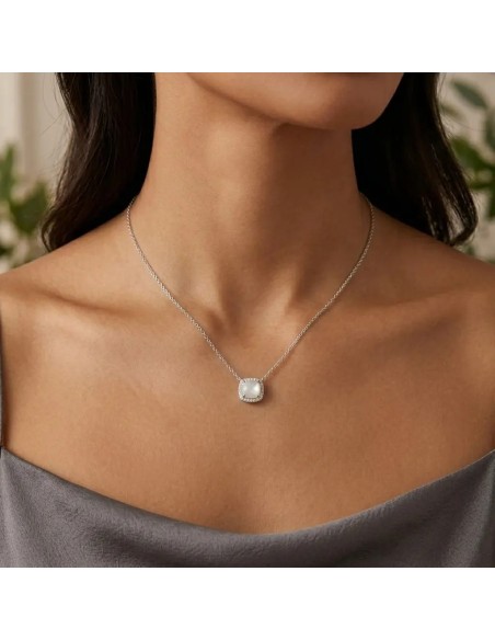 Collar colgante de oro blanco de 18 kt con cuarzo blanco briolette y diamantes