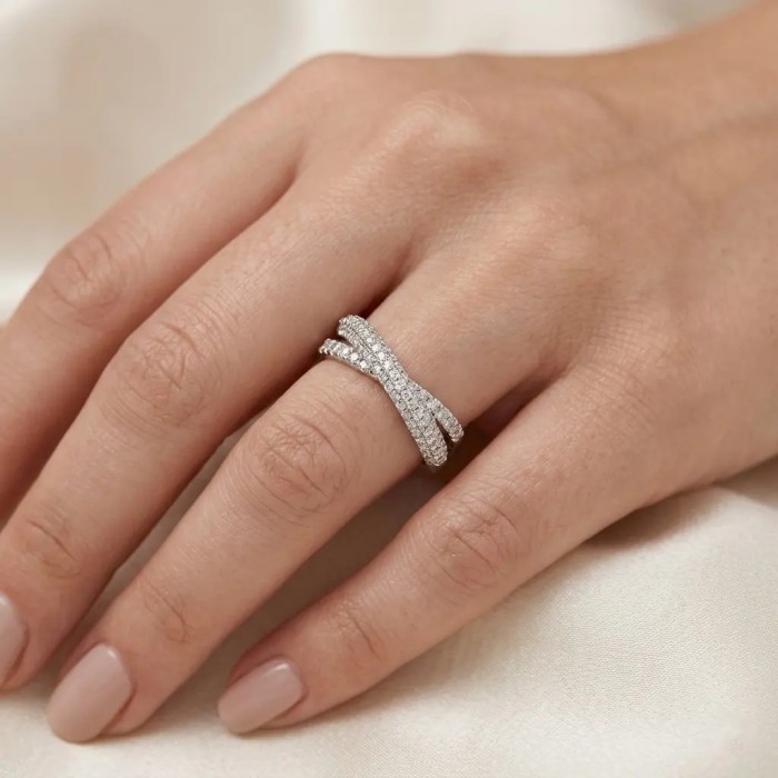 Anillo "Incrocio" en oro blanco de 18 kt con doble engaste y diamantes de 0,48 ct. 2