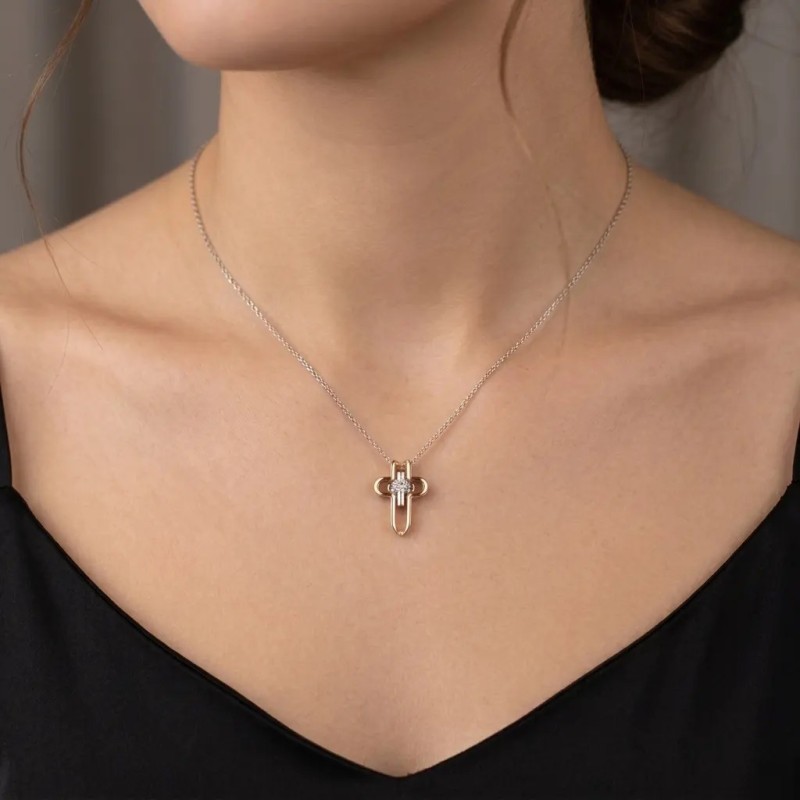 Collar con colgante de cruz de oro blanco y rosa de 18 kt con diamante