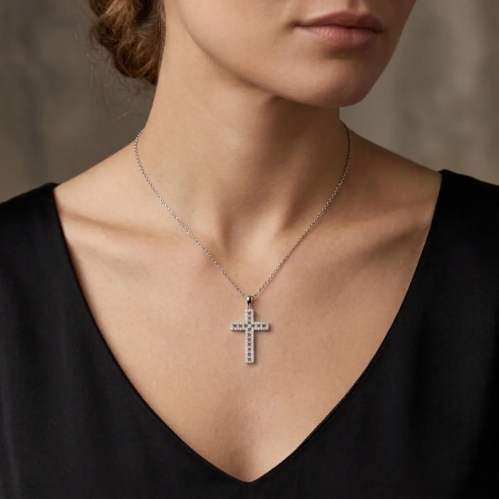 Collana con Pendente a Croce "Geometric Light" in Oro Bianco 18kt e Diamanti 0,56 ct 2