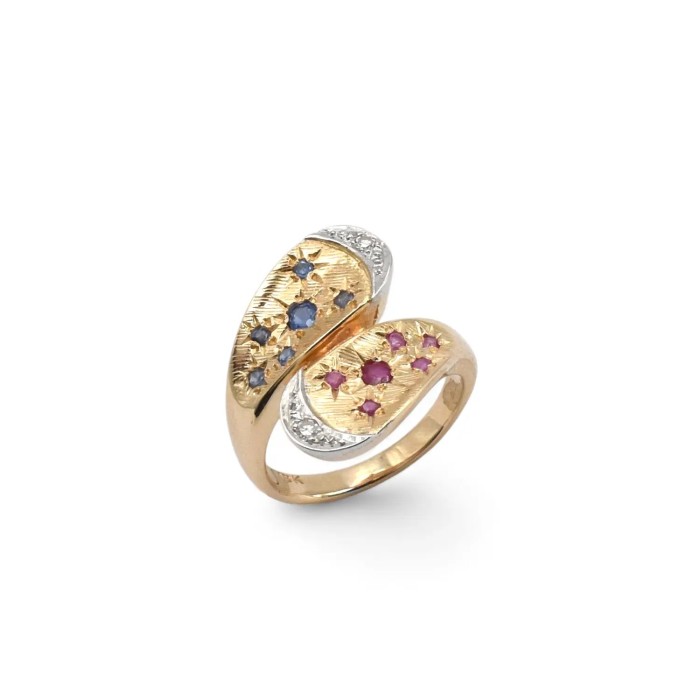 Anillo Contrarié de oro amarillo de 18 kt con zafiro, rubí y diamantes