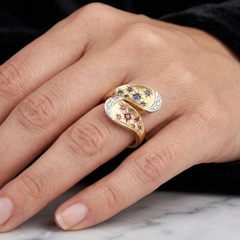 Anello Contrarié in Oro Giallo 18kt con Zaffiro, Rubino e Diamanti