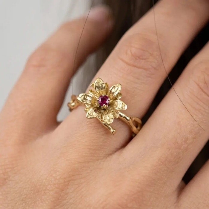 Anello "Nature's Twist" in Oro Giallo 18kt con Rubino a Fiore 2