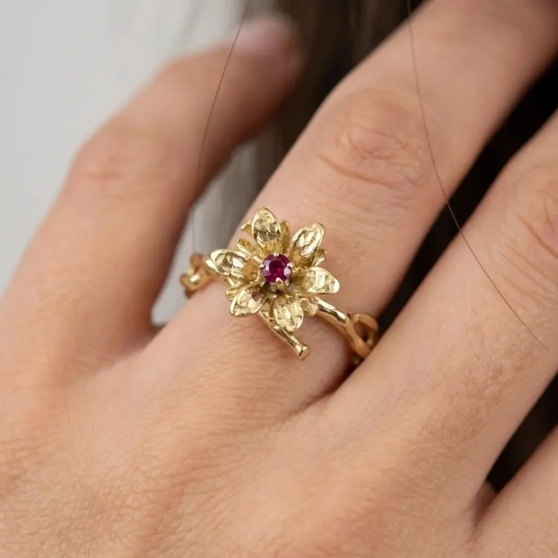 Anello "Nature's Twist" in Oro Giallo 18kt con Rubino a Fiore