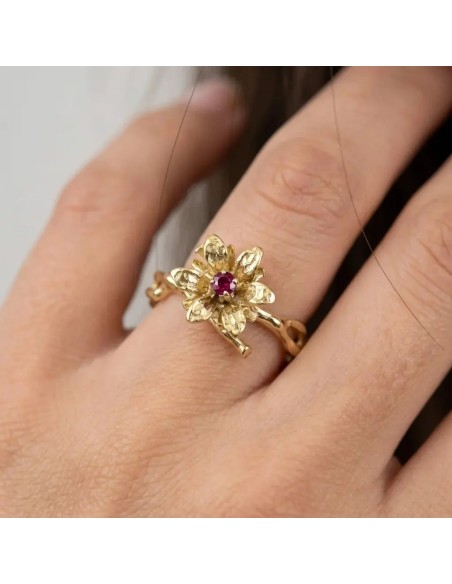 Anello "Nature's Twist" in Oro Giallo 18kt con Rubino a Fiore