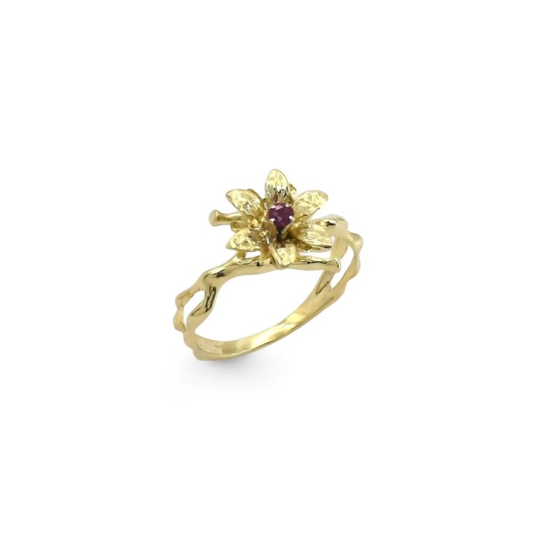 Anillo "Nature's Twist" en oro amarillo de 18 kt con flor de rubí