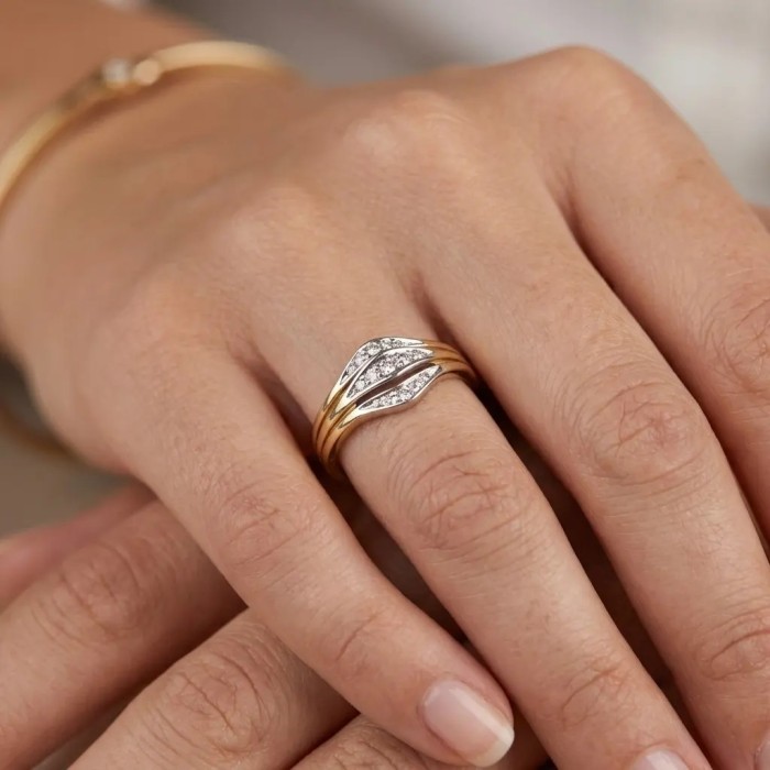 Anillo bicolor "Cruz de Luz" en oro de 18 kt y diamantes de 0,10 ct 2